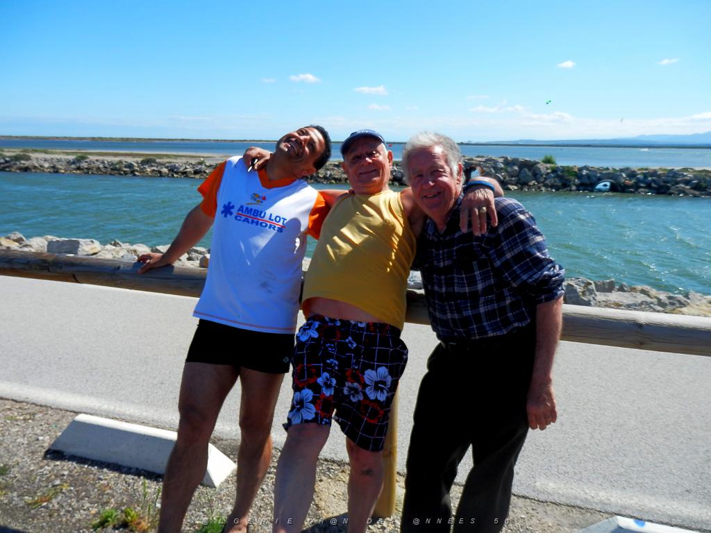 GRUISSAN 2013 PARTIE DE MOULES AVEC KHALED ET PIERRE.JPG